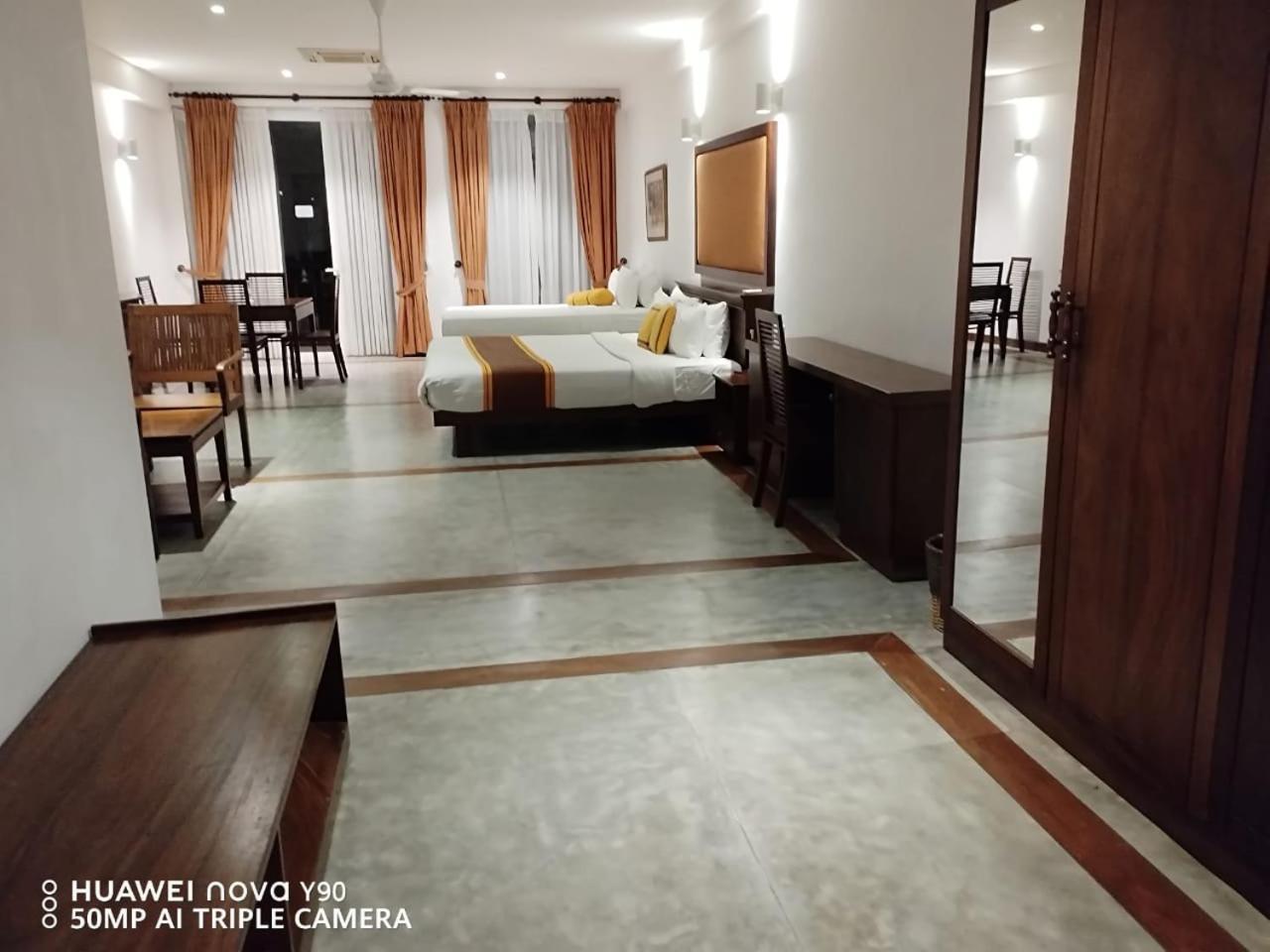 Refresh Hotel Хіккадува Екстер'єр фото